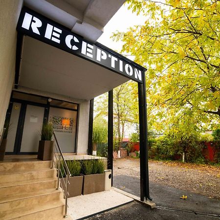 Апарт отель Bucharest Airport Accomodation Отопени Экстерьер фото