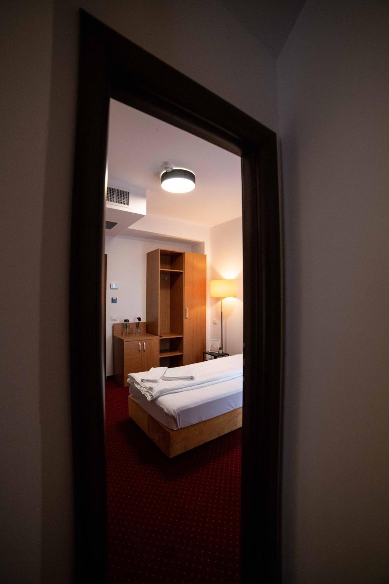 Апарт отель Bucharest Airport Accomodation Отопени Экстерьер фото