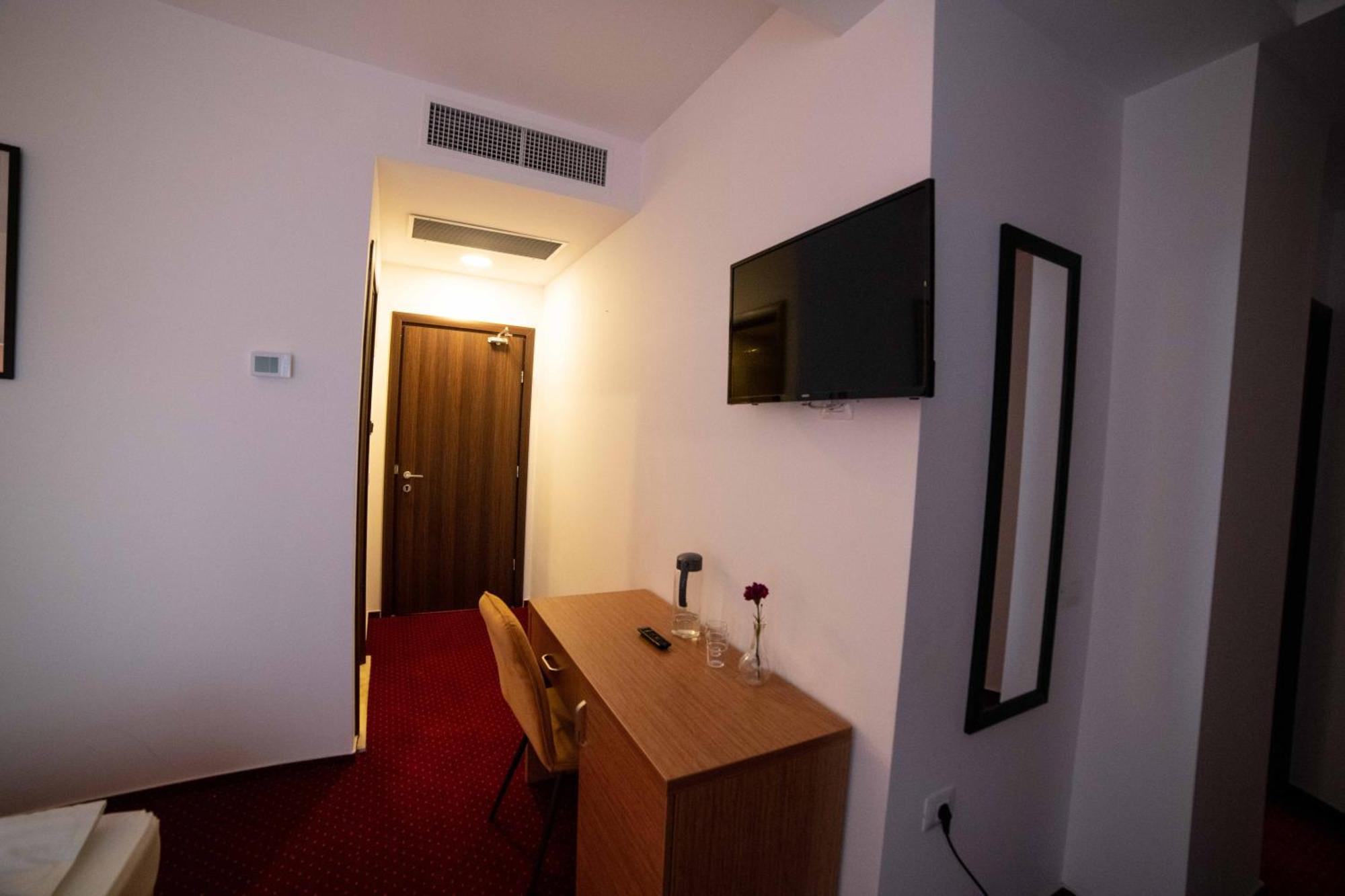 Апарт отель Bucharest Airport Accomodation Отопени Экстерьер фото