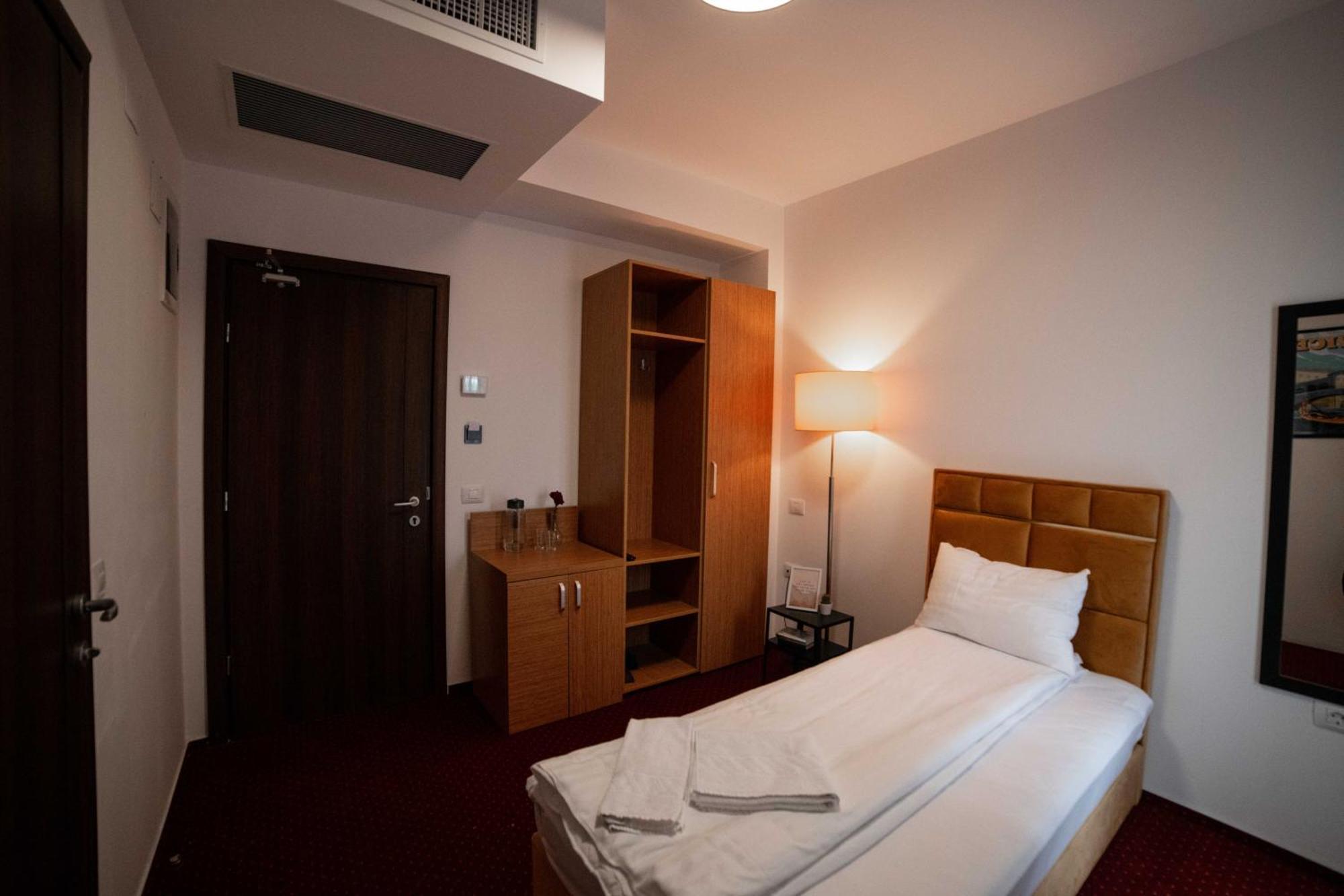 Апарт отель Bucharest Airport Accomodation Отопени Экстерьер фото